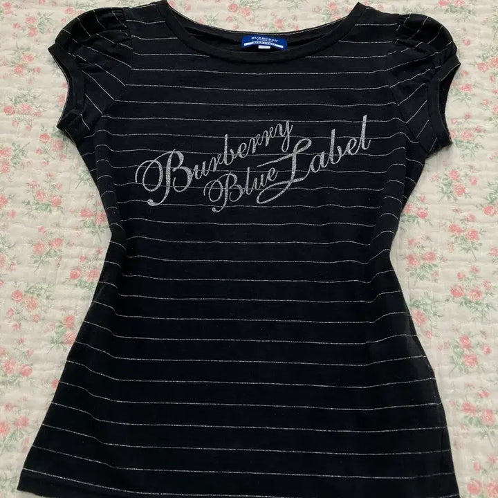 [BUNJANG] Burberry Silver Stripe Printed T-shirt / 버버리 실버 스트라이프 프린팅 반팔 1076 모리걸 y2k 스트릿 갸루