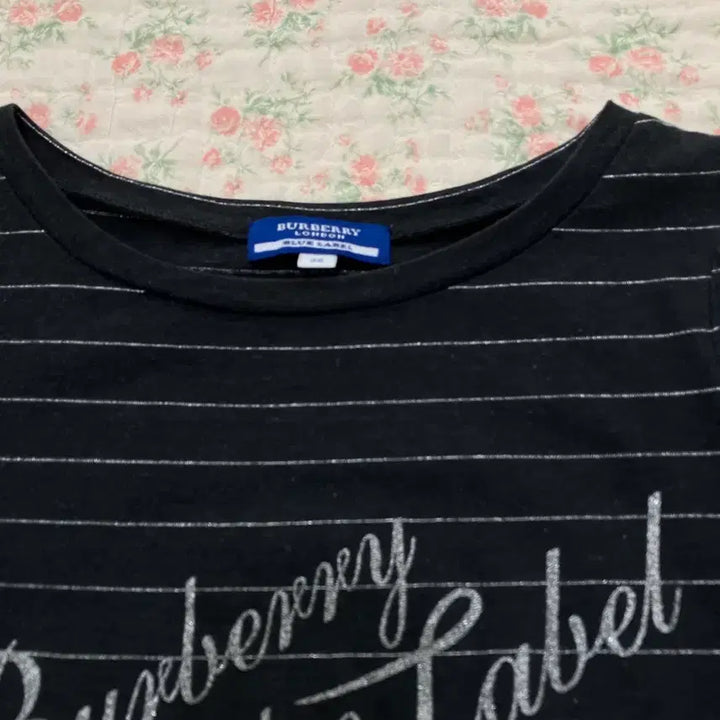 [BUNJANG] Burberry Silver Stripe Printed T-shirt / 버버리 실버 스트라이프 프린팅 반팔 1076 모리걸 y2k 스트릿 갸루