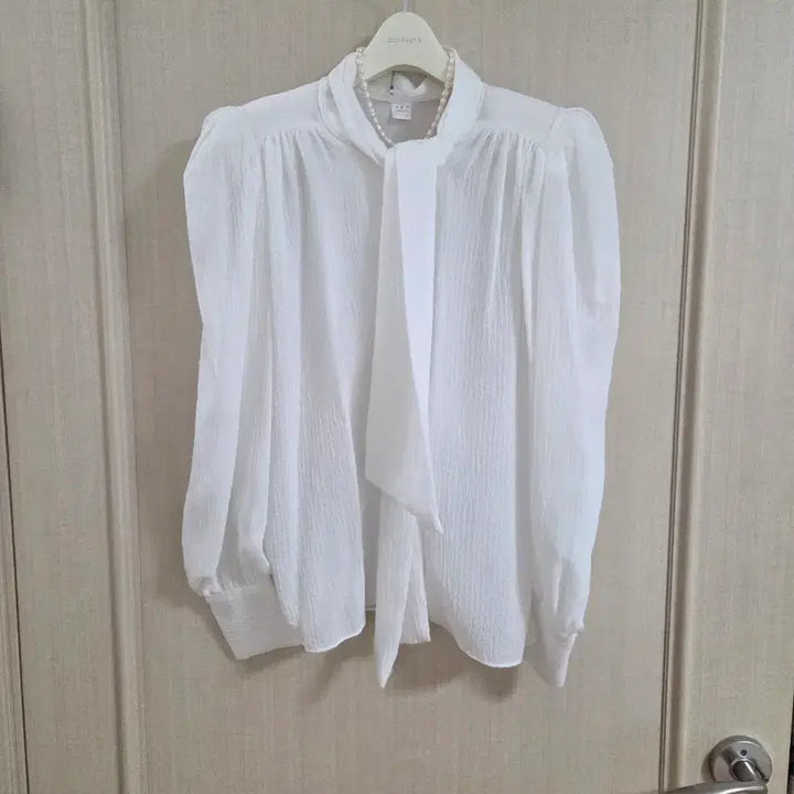 [SOLD OUT] 고급스런 타이 하객블라우스