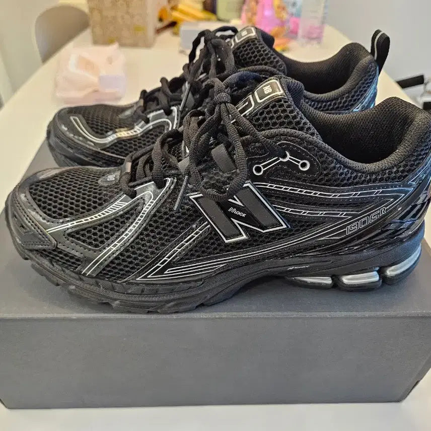 [BUNJANG] New Balance 1906R Black Silver Metallic Sneakers / 뉴발란스 1906 블랙 실버 메탈릭 270사이즈