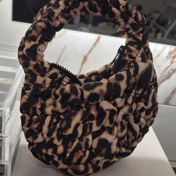 [SOLD OUT] cos  퀼티드 미니백 레오파드