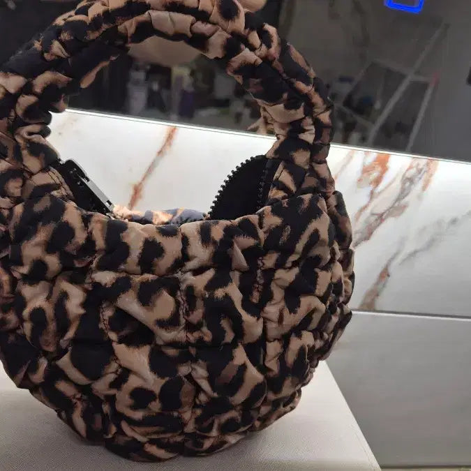 [SOLD OUT] cos  퀼티드 미니백 레오파드