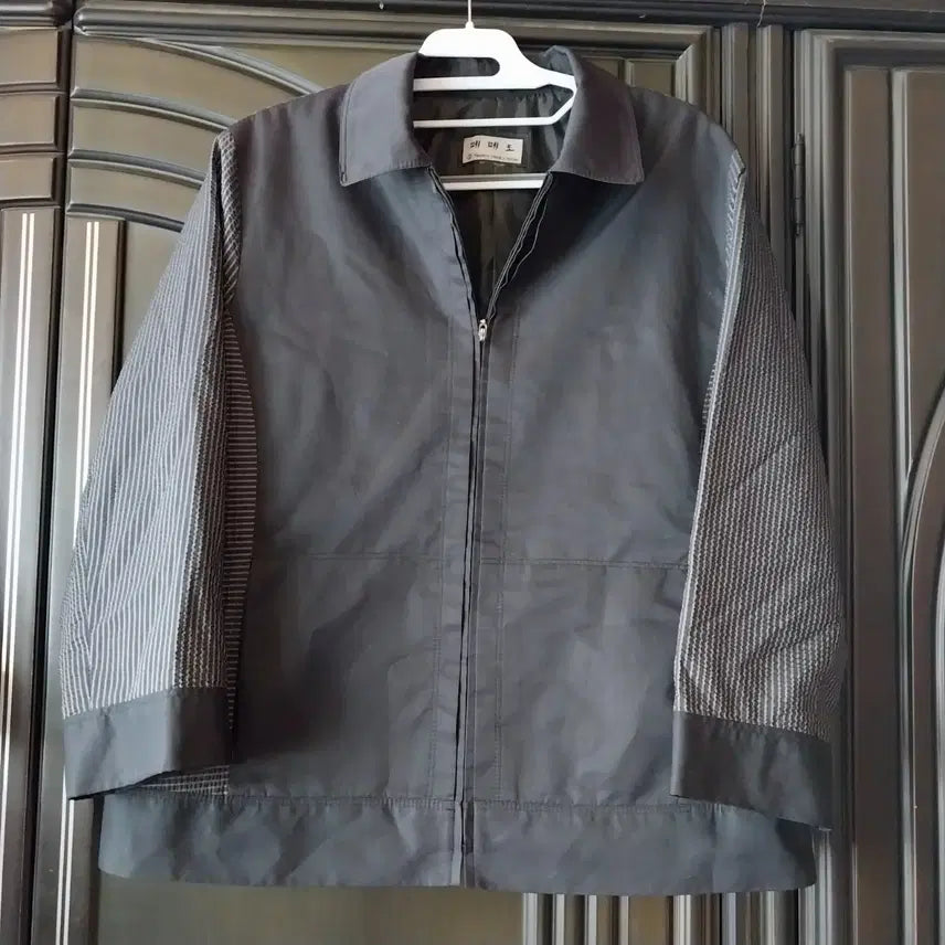 [BUNJANG] Dae Dae Oh Striped Sleeve Black Bomber Jacket / 대대오 스트라이프 소매 블랙 봄버 자켓