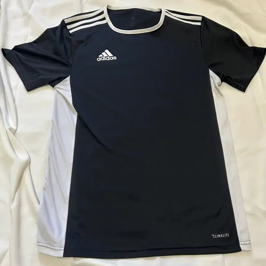 [BUNJANG] Adidas Black/White Short Sleeve T-Shirt - Size M / 아디다스 검/흰색 반팔 티셔츠 M .(79)