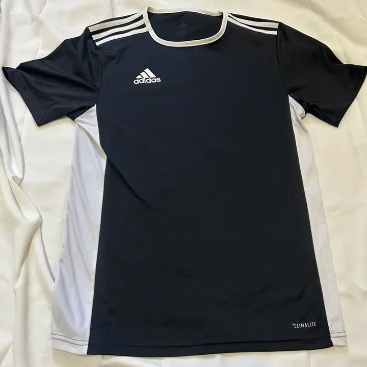 [BUNJANG] Adidas Black/White Short Sleeve T-Shirt - Size M / 아디다스 검/흰색 반팔 티셔츠 M .(79)