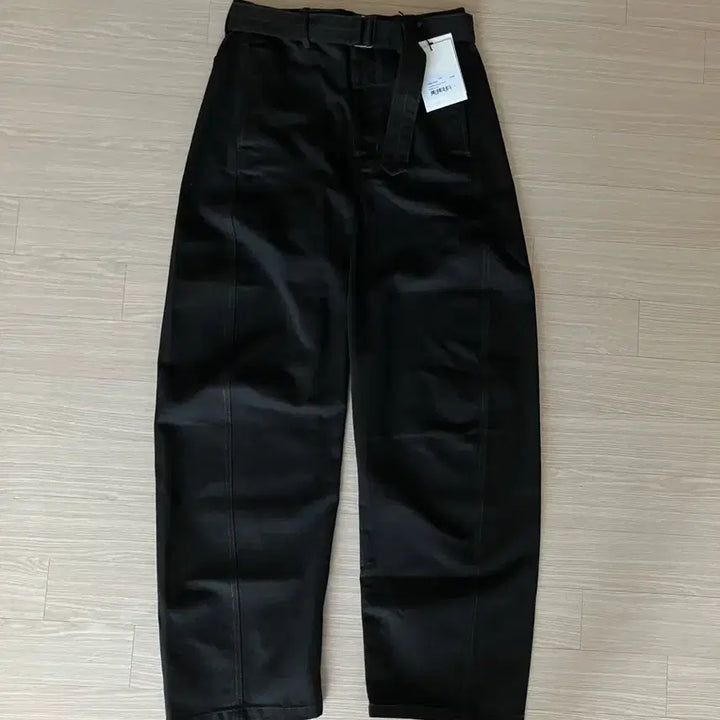 [SOLD OUT] 르메르 트위스티드 벨티드 팬츠