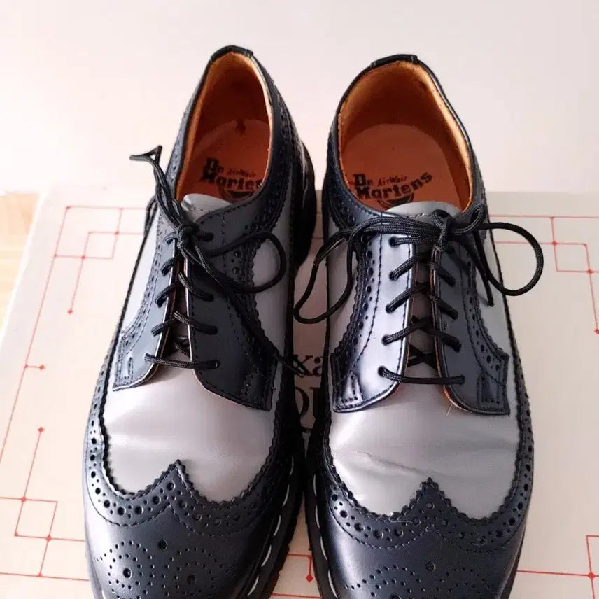 [BUNJANG] Dr. Martens Wingtip Shoes Black/Grey / 닥터마틴 윙팁 슈즈 블랙/그레이