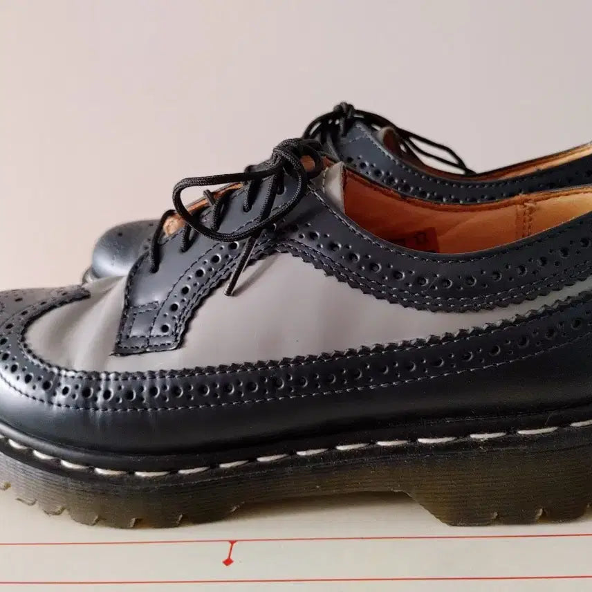 [BUNJANG] Dr. Martens Wingtip Shoes Black/Grey / 닥터마틴 윙팁 슈즈 블랙/그레이