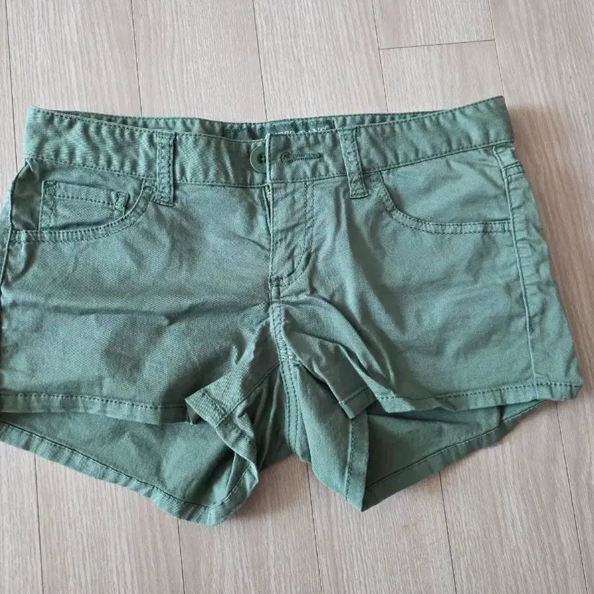 [BUNJANG] Guess Khaki Hot Pants / 게스 핫팬츠