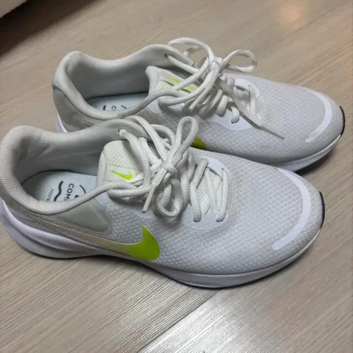 [BUNJANG] Nike Revolution 7 White Crimson Tint Sneakers / 250)나이키 레볼루션7화이트 크림슨 틴트 운동화