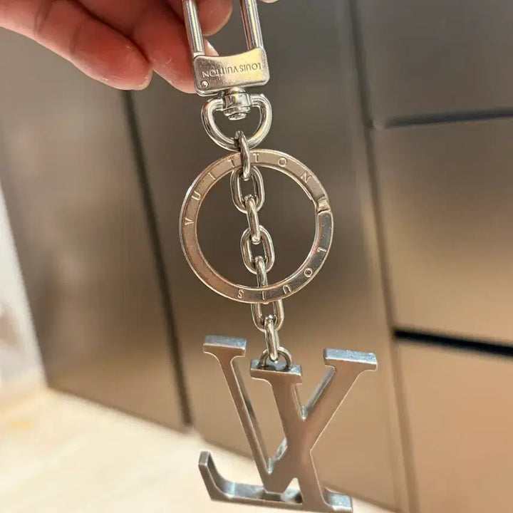 [BUNJANG] Louis Vuitton LV Initiales Silver Key Ring / 루이비통 LV 이니셜 키 홀더 &amp; 백 참 실버 키링 판매합니다.