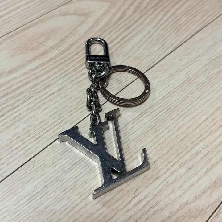 [BUNJANG] Louis Vuitton LV Initiales Silver Key Ring / 루이비통 LV 이니셜 키 홀더 &amp; 백 참 실버 키링 판매합니다.