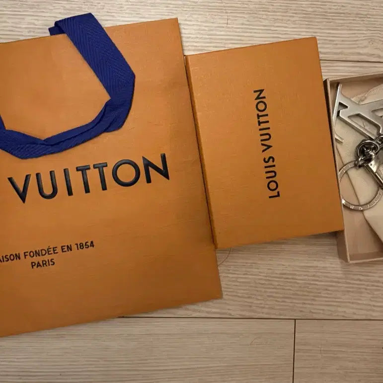 [BUNJANG] Louis Vuitton LV Initiales Silver Key Ring / 루이비통 LV 이니셜 키 홀더 &amp; 백 참 실버 키링 판매합니다.