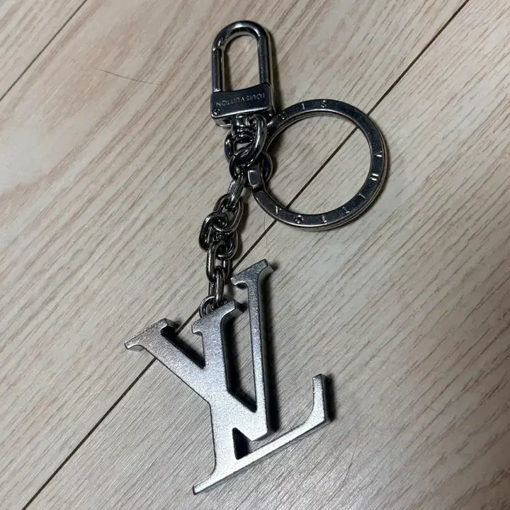 [BUNJANG] Louis Vuitton LV Initiales Silver Key Ring / 루이비통 LV 이니셜 키 홀더 &amp; 백 참 실버 키링 판매합니다.