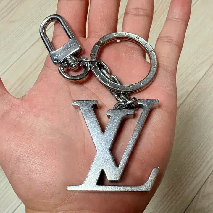 [BUNJANG] Louis Vuitton LV Initiales Silver Key Ring / 루이비통 LV 이니셜 키 홀더 &amp; 백 참 실버 키링 판매합니다.