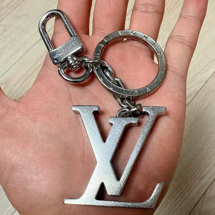 [BUNJANG] Louis Vuitton LV Initiales Silver Key Ring / 루이비통 LV 이니셜 키 홀더 &amp; 백 참 실버 키링 판매합니다.