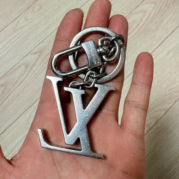 [BUNJANG] Louis Vuitton LV Initiales Silver Key Ring / 루이비통 LV 이니셜 키 홀더 &amp; 백 참 실버 키링 판매합니다.