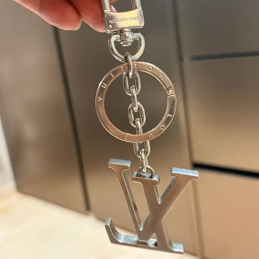 [BUNJANG] Louis Vuitton LV Initiales Silver Key Ring / 루이비통 LV 이니셜 키 홀더 &amp; 백 참 실버 키링 판매합니다.