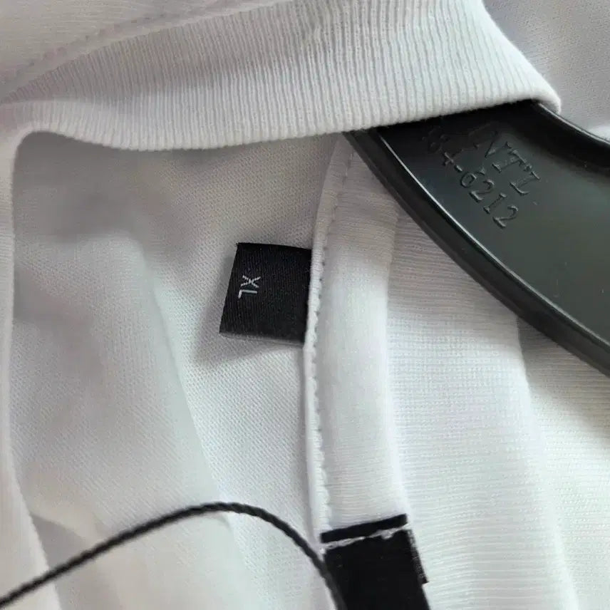 [BUNJANG] Guess 1981 White T-shirt / 게스 1981 화이트 반팔 티셔츠