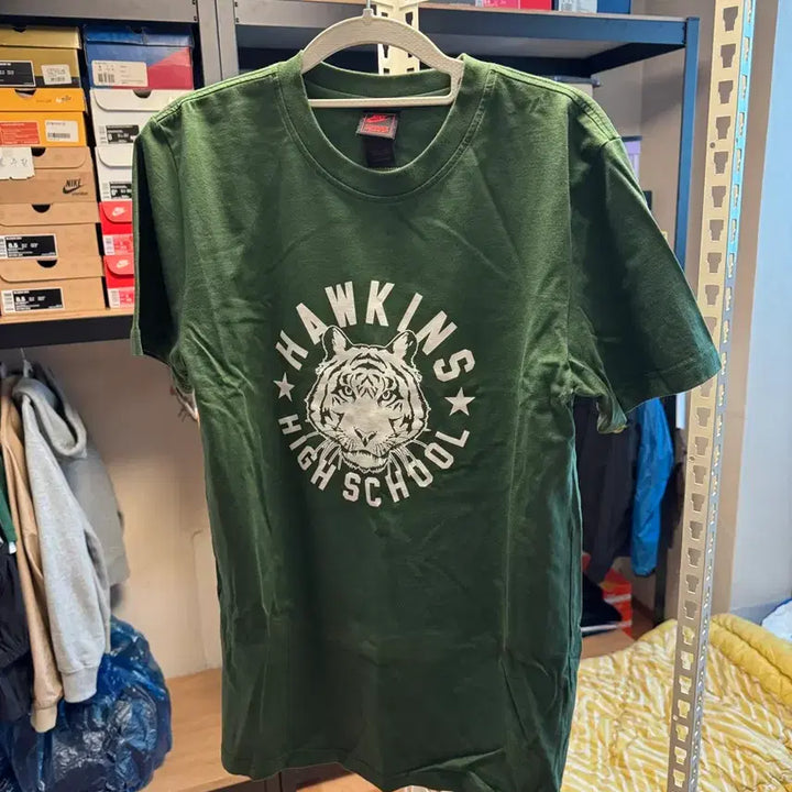 [BUNJANG] Nike Stranger Things Collaboration Limited Edition Dark Green T-Shirt Size S / 나이키 반팔티 기묘한 이야기 콜라보 한정판 다크 그린 컬러 S 사이즈