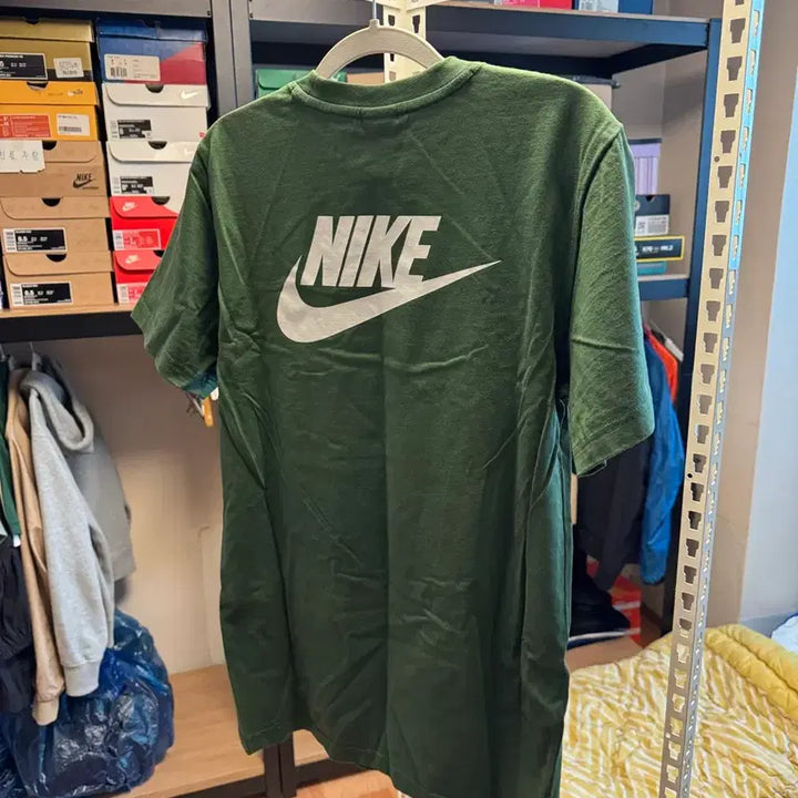[BUNJANG] Nike Stranger Things Collaboration Limited Edition Dark Green T-Shirt Size S / 나이키 반팔티 기묘한 이야기 콜라보 한정판 다크 그린 컬러 S 사이즈