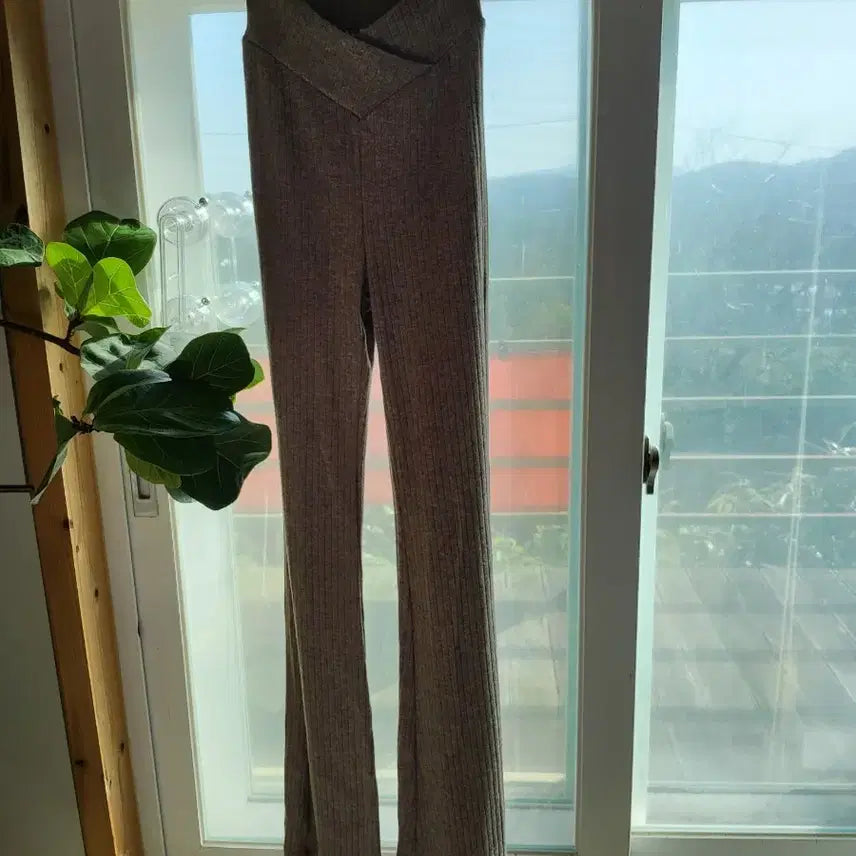 [BUNJANG] V-Cut Ribbed Knit Bootcut Pants / [ 브이컷 골지 부츠컷 팬츠 / 니트 소재, 세련된 골지 디자인 ]