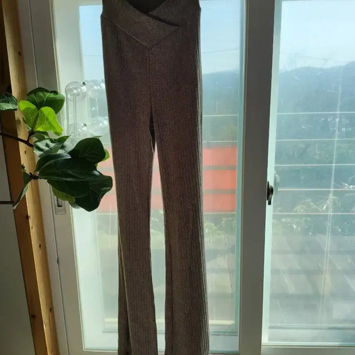 [BUNJANG] V-Cut Ribbed Knit Bootcut Pants / [ 브이컷 골지 부츠컷 팬츠 / 니트 소재, 세련된 골지 디자인 ]