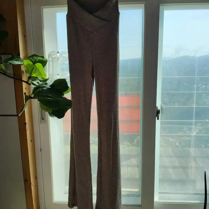 [BUNJANG] V-Cut Ribbed Knit Bootcut Pants / [ 브이컷 골지 부츠컷 팬츠 / 니트 소재, 세련된 골지 디자인 ]