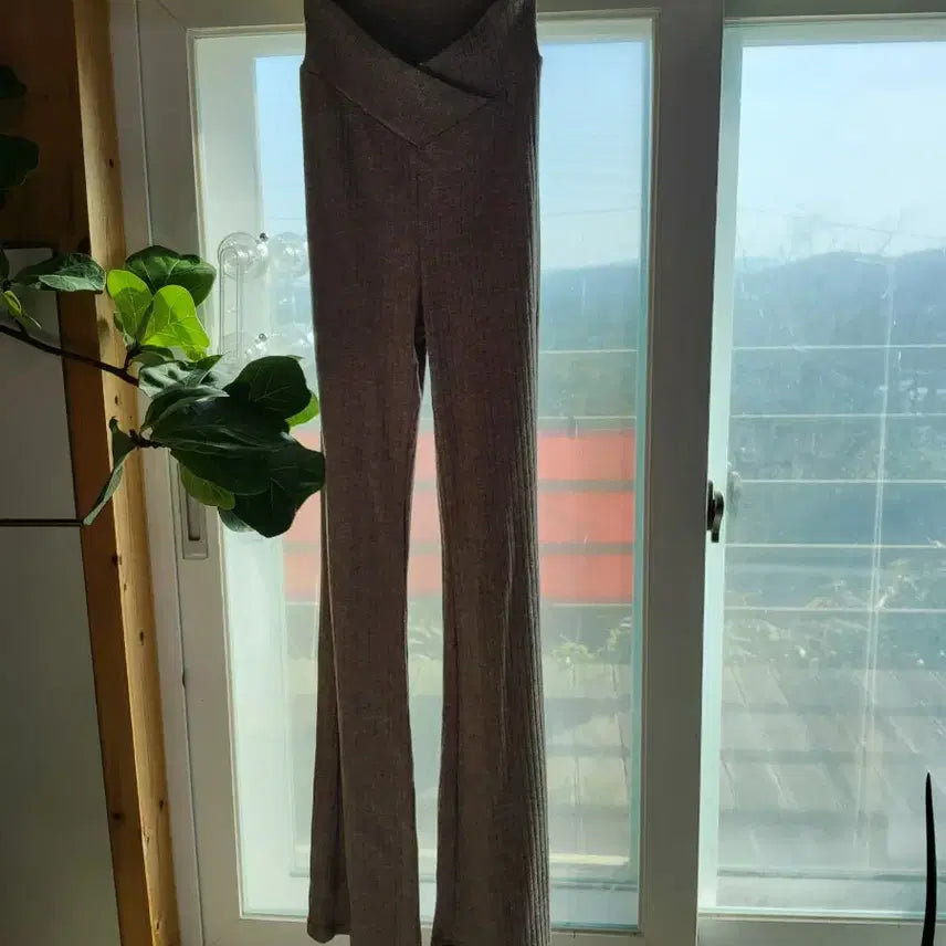 [BUNJANG] V-Cut Ribbed Knit Bootcut Pants / [ 브이컷 골지 부츠컷 팬츠 / 니트 소재, 세련된 골지 디자인 ]