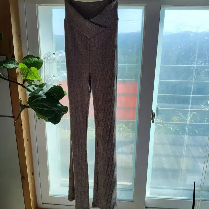 [BUNJANG] V-Cut Ribbed Knit Bootcut Pants / [ 브이컷 골지 부츠컷 팬츠 / 니트 소재, 세련된 골지 디자인 ]