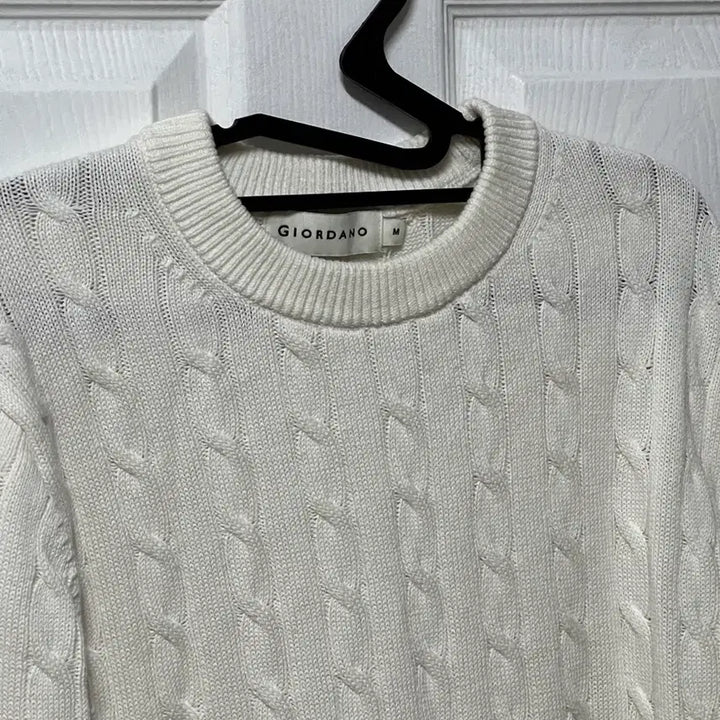 [BUNJANG] Giordano Cable Knit M White / 지오다노 케이블 니트 M사이즈 화이트