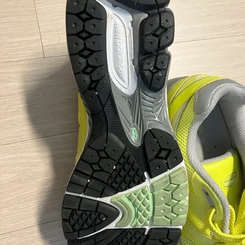[BUNJANG] New Balance 2002 Sneakers / 뉴발란스 2002 280