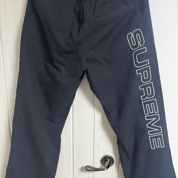 [BUNJANG] Supreme Spellout Embroidered Ripstop Track Pants Black FW25 / 슈프림 스펠아웃 자수 립스탑 트랙 팬츠 블랙 - 25FW