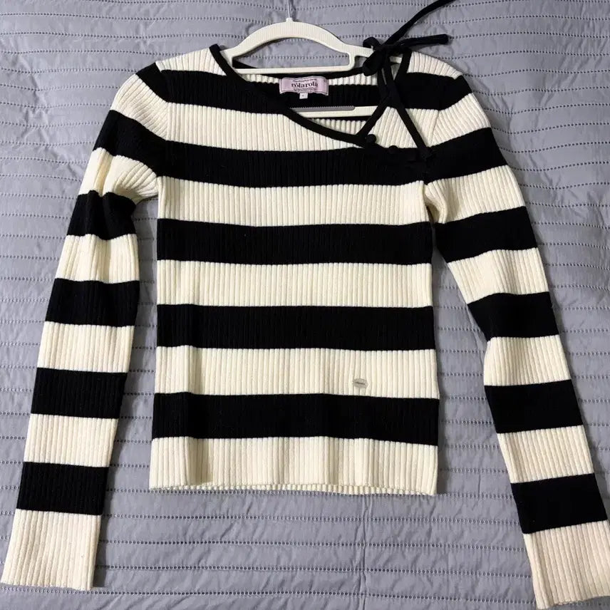 [SOLD OUT] 로라로라 리본 니트