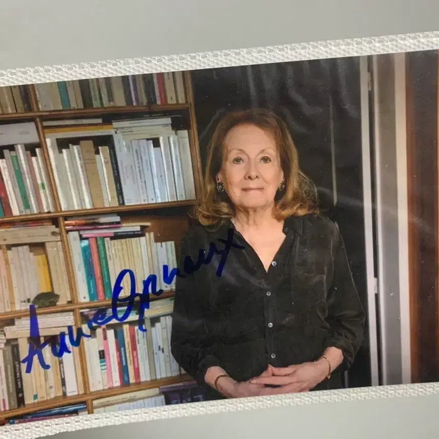 [BUNJANG] Ahnie Erno Autographed Framed Photo / 아니에르노 친필 서명 액자용 사진