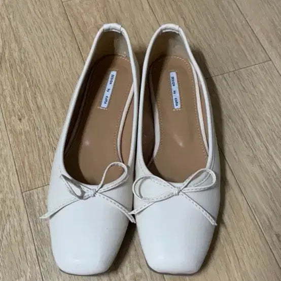 [BUNJANG] Vanilla.S Flat Shoes with Ribbon Detail - Ivory / 바닐라슈 각코 리본 고무창 플랫슈즈 아이보리 240