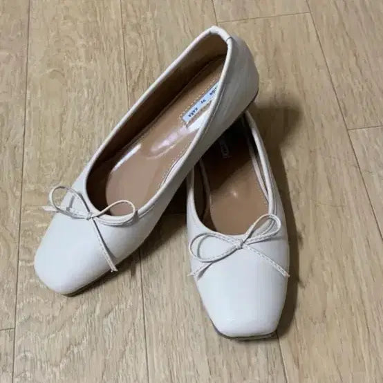 [BUNJANG] Vanilla.S Flat Shoes with Ribbon Detail - Ivory / 바닐라슈 각코 리본 고무창 플랫슈즈 아이보리 240
