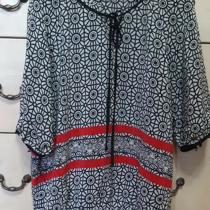 [BUNJANG] Patterned Blouse 5-Sleeve Red Accent / 패턴 블라우스 5부 소매 레드 포인트