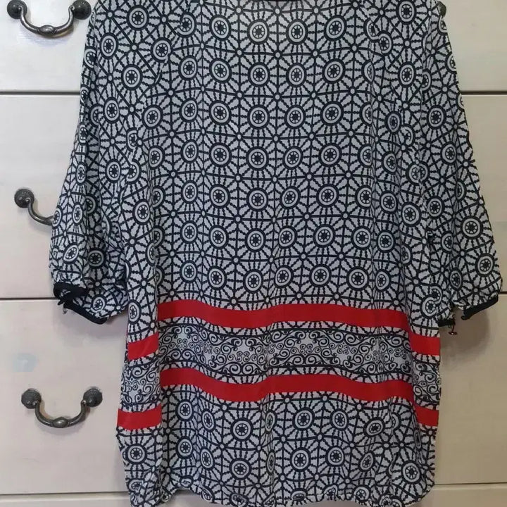 [BUNJANG] Patterned Blouse 5-Sleeve Red Accent / 패턴 블라우스 5부 소매 레드 포인트