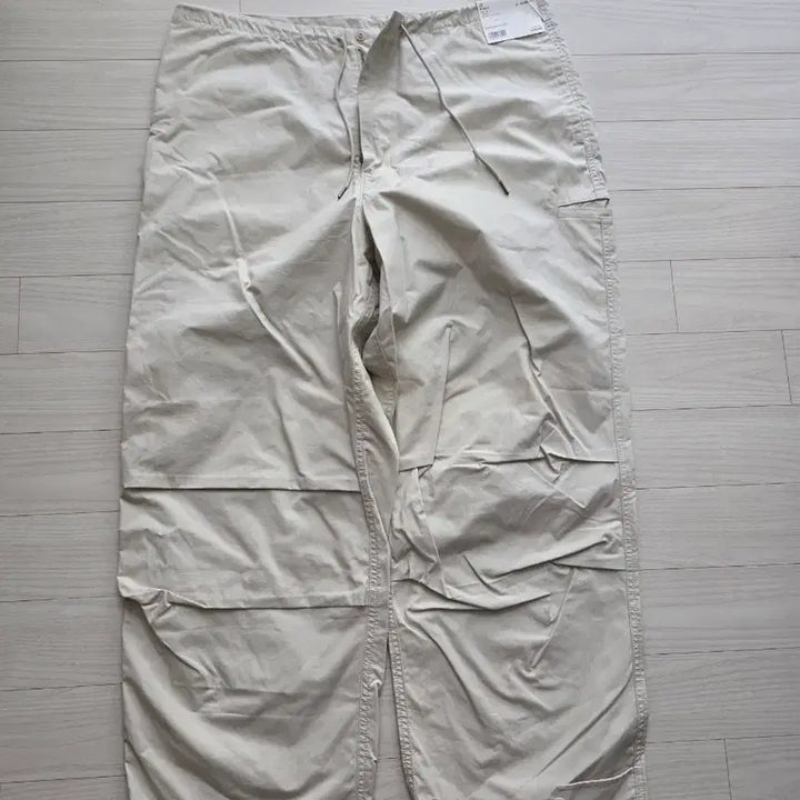 [SOLD OUT] 유니클로 U 22 S/S 와이드피트파라슈트팬츠 xl 판매