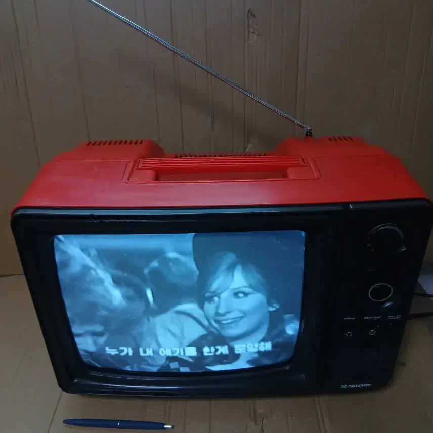 [BUNJANG] GoldStar 14-inch Vintage CRT Television / 금성사 흑백 브라운관 tv 빨간색 골드스타 14인치 빈티지 텔레비젼