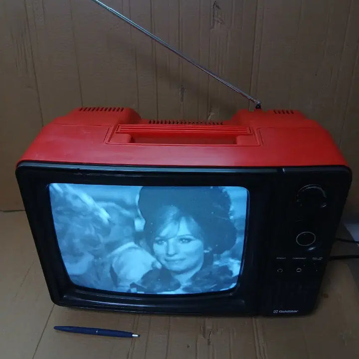 [BUNJANG] GoldStar 14-inch Vintage CRT Television / 금성사 흑백 브라운관 tv 빨간색 골드스타 14인치 빈티지 텔레비젼