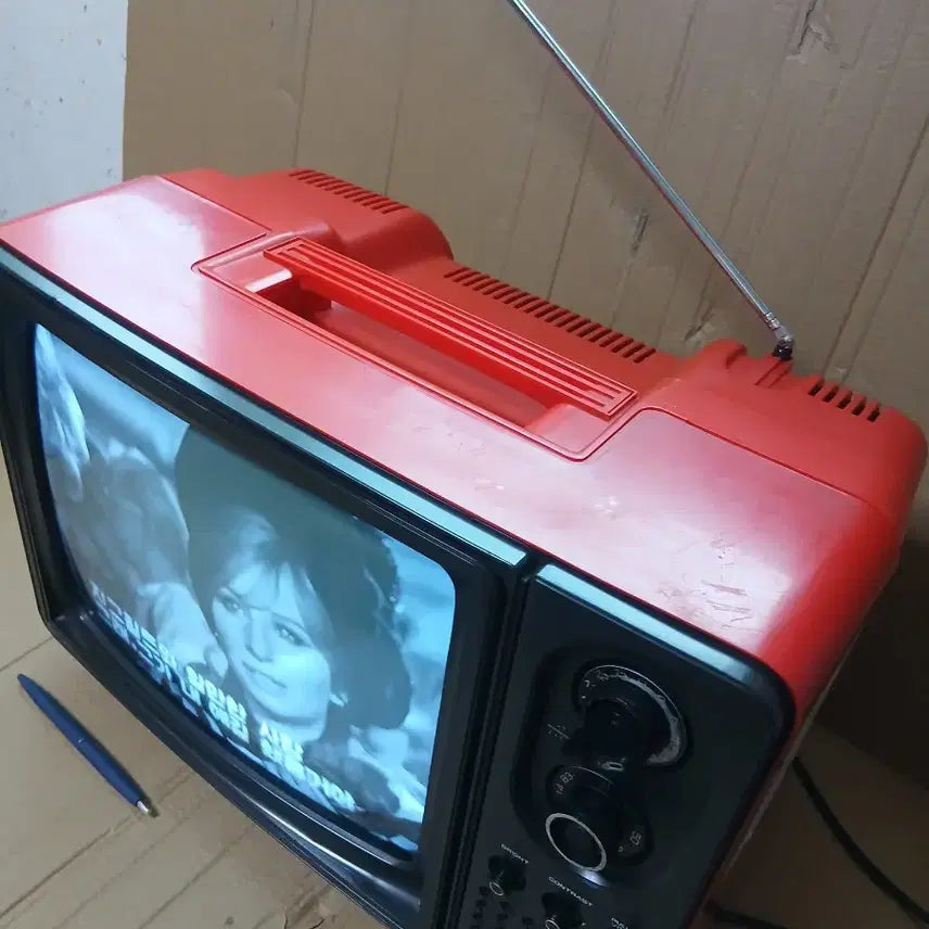 [BUNJANG] GoldStar 14-inch Vintage CRT Television / 금성사 흑백 브라운관 tv 빨간색 골드스타 14인치 빈티지 텔레비젼