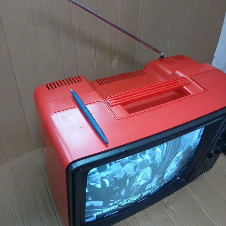 [BUNJANG] GoldStar 14-inch Vintage CRT Television / 금성사 흑백 브라운관 tv 빨간색 골드스타 14인치 빈티지 텔레비젼