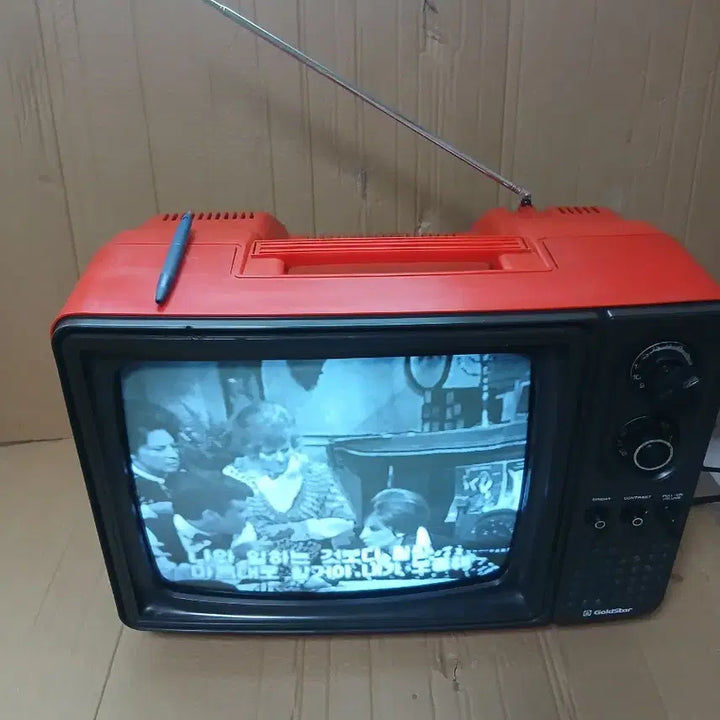 [BUNJANG] GoldStar 14-inch Vintage CRT Television / 금성사 흑백 브라운관 tv 빨간색 골드스타 14인치 빈티지 텔레비젼