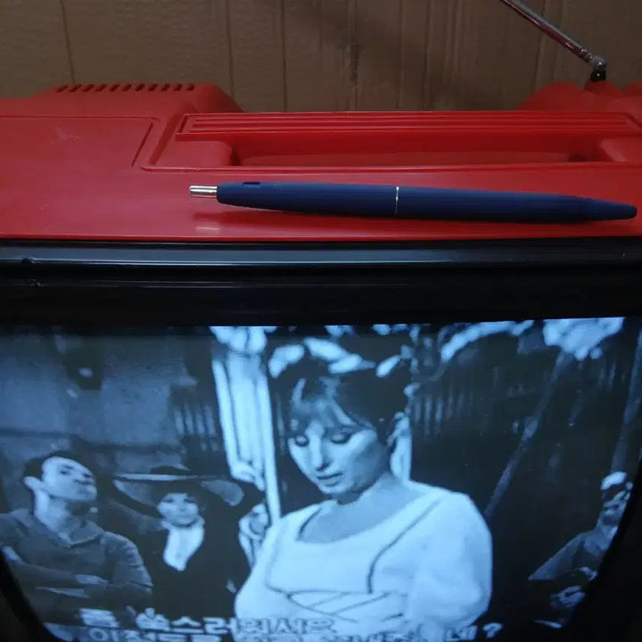 [BUNJANG] GoldStar 14-inch Vintage CRT Television / 금성사 흑백 브라운관 tv 빨간색 골드스타 14인치 빈티지 텔레비젼