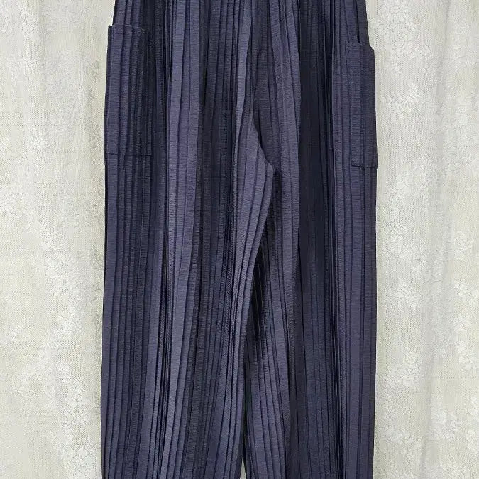 [SOLD OUT] 그레이 플리츠 7부 배기 팬츠