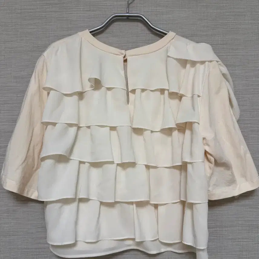 [SOLD OUT] 럭키슈에뜨 아틀리에 프릴 반팔 티셔츠 아이보리