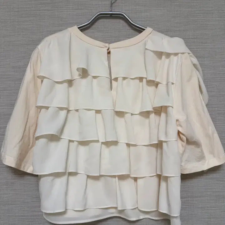 [SOLD OUT] 럭키슈에뜨 아틀리에 프릴 반팔 티셔츠 아이보리