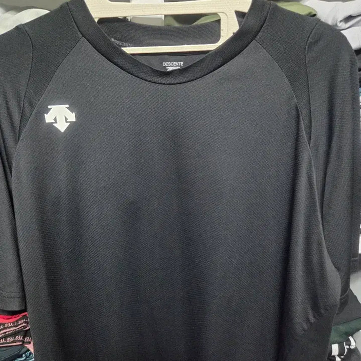 [BUNJANG] Descente Black Functional Short Sleeve T-Shirt Size 100 / 데상트 블랙 기능성 반팔 티셔츠 100